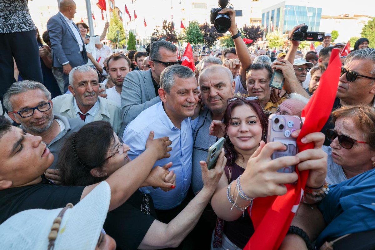OzgurOzel_Foto's tweet photo. Cumhuriyet Halk Partisi lideri Özgür Özel, Kastamonu’dan Zonguldak’a geçerken kendisini karşılamak için Safranbolu Misak-ı Milli Meydanı’nda toplanan vatandaşlarla bir araya gelerek hitap etti. https://t.co/QxvWOWY7uh