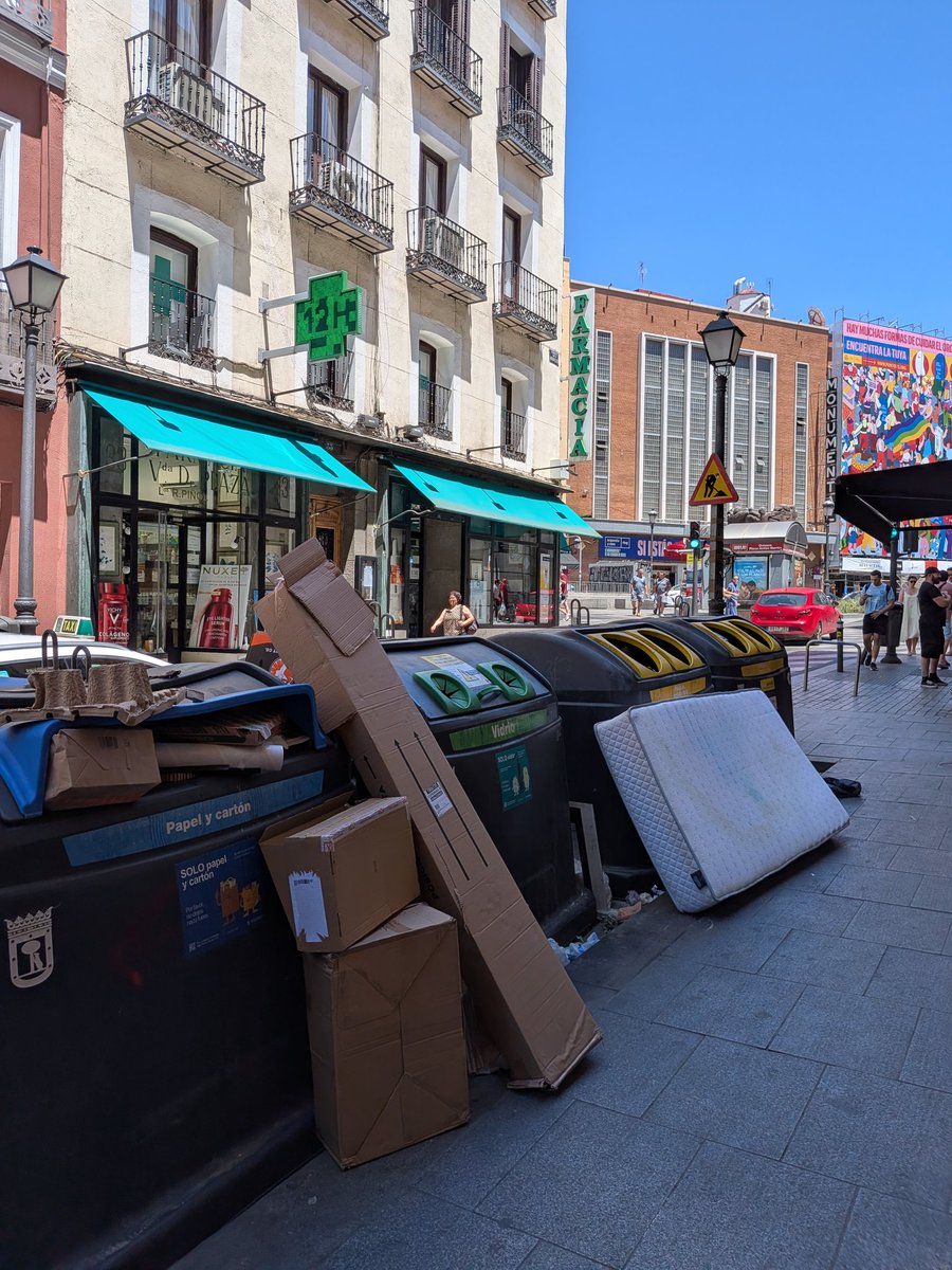 Gonz_Camarero's tweet photo. @MADRID @GrupoPPMadrid Un sistema de gestión que fomenta deshacerse de todos los #residuos en el momento que se generan NO PUEDE FUNCIONAR. Los emplazamientos, mal llamados islas de reciclaje, son #basureros ¡Qué miedo a las sanciones!
Ellos escudan su pésima gestión en el #incivismo @GrupoPPMadrid https://t.co/epp6PYincS