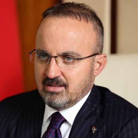ebugargamelyeni's tweet photo. İyi Parti’nin Bayrak Mitinginden rahatsız olan Akp’li  Bülent Turan Türkiye’de bir çok şehirde apo itinin posterleri ve terör örgütü paçavralarıyla yapılan gösterilere bir şey söyledi mi ? https://t.co/sDNb4KHyTY