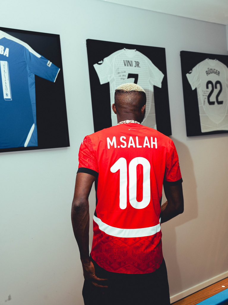 afro_nigeria's tweet photo. Victor Osimhen rocks Mohamed Salah's No. 10 jersey in support of Egypt. ❤️ https://t.co/g83ahRB95b