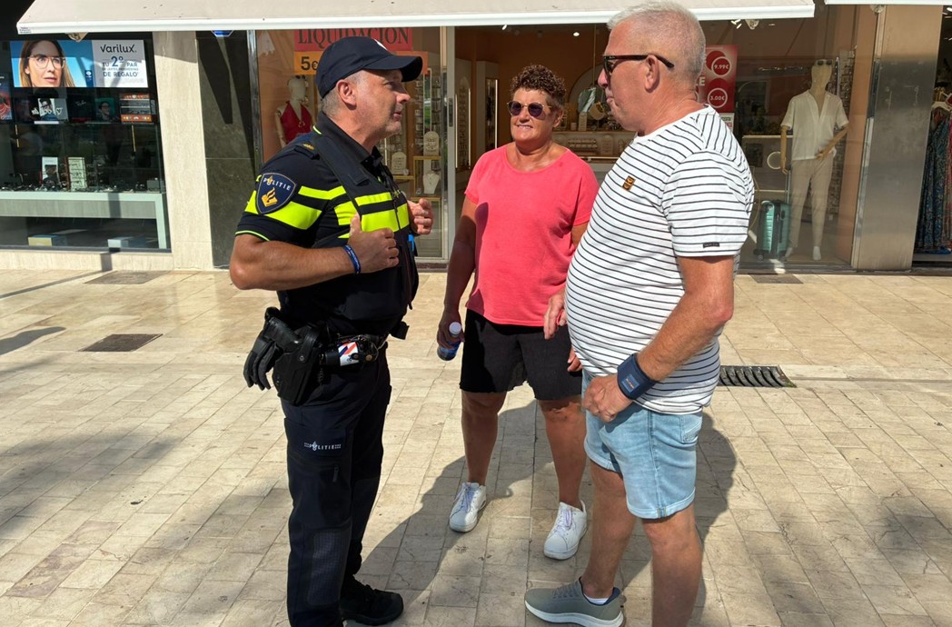 policia's tweet photo. Desde hoy, y hasta el próximo 14 de julio, un Brigadier de la policía de #PaísesBajos, patrullará con @policia en #Estepona🇪🇸🤝🇳🇱
🔹Dentro del proyecto #ComisaríasEuropeas 🇪🇺
🔹Para reforzar la atención a los turistas y garantizar su #seguridad
#TurismoSeguro #SafeTurism https://t.co/6MRtRu2oYl