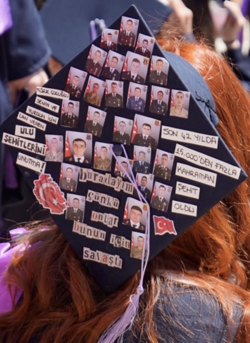 daktilock's tweet photo. Bir üniversite öğrencisi, mezuniyet töreninde cübbesinde borçlu olduğu kişilere yer vererek dikkat çeken bir an yaşattı. https://t.co/j03mLUJGF8