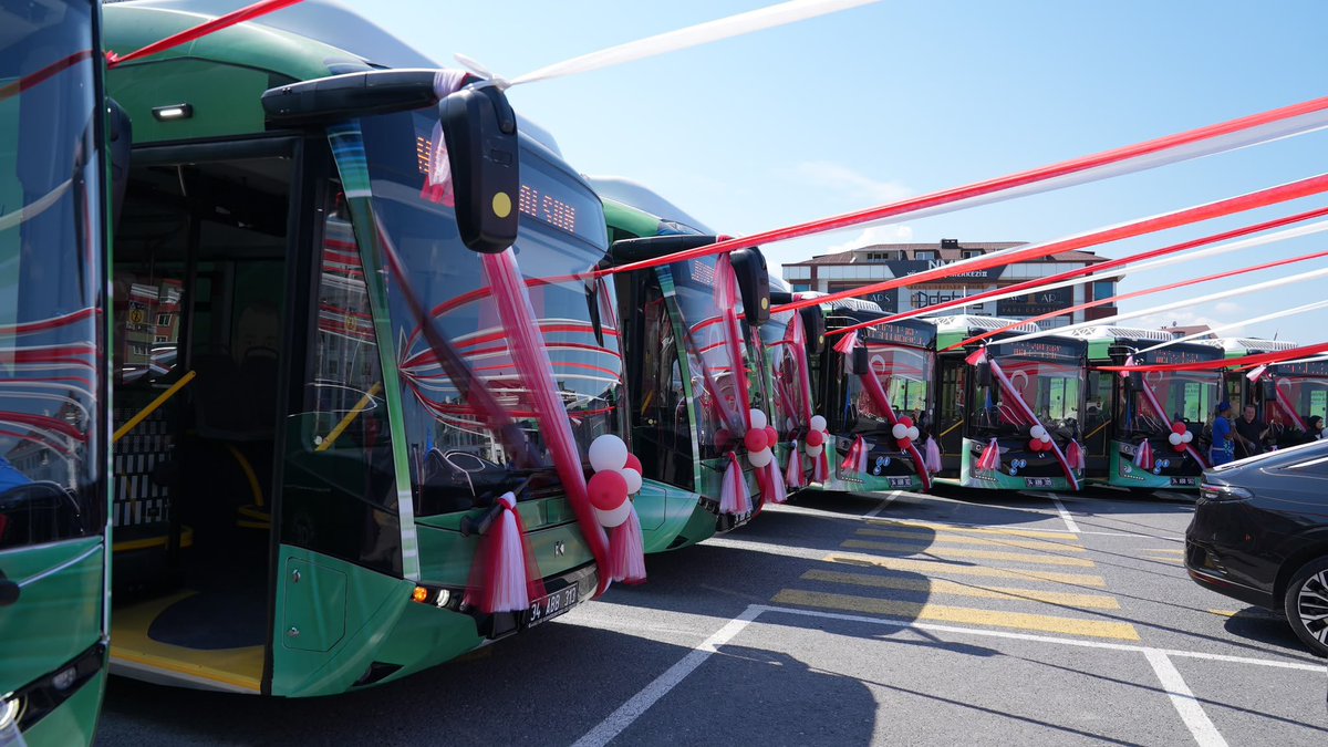 mcandaroglutr's tweet photo. İstanbul’un beklemeye tahammülü yok.

İBB’den hizmet göremeyince ARFALT Asfalt, Bitüm ve Yol Kimyasalları Entegre Üretim Tesisimizi hizmete açtık, asfaltımızı artık kendi imkânlarımızla üreteceğiz.

Ulaşımda yaşanan aksaklıklara da seyirci kalmadık; 15 elektrikli toplu ulaşım aracımızı yine kendi imkânlarımızla filomuza kazandırarak hemşehrilerimize daha kaliteli hizmet sunmak için önemli bir adım attık.

Ne dedik; Çünkü #İstanbulBeklemez.