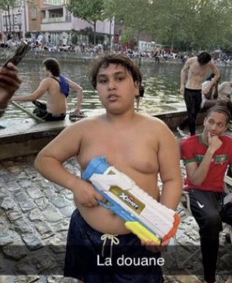 SaintAymeric's tweet photo. @_BenjaminCornu_ Un crousty boulet qui insulte les gens, arrose les cyclistes et les automobilistes avec l'eau insalubre du canal Saint-Martin, et rackette. Beurk !

Qui aime se faire asperger d'eau sale à base d'escheri coli, d'urine de rats et autres joyeusetés crades ?
https://t.co/c5Wz3gY3wx https://t.co/e4EokUWhWT