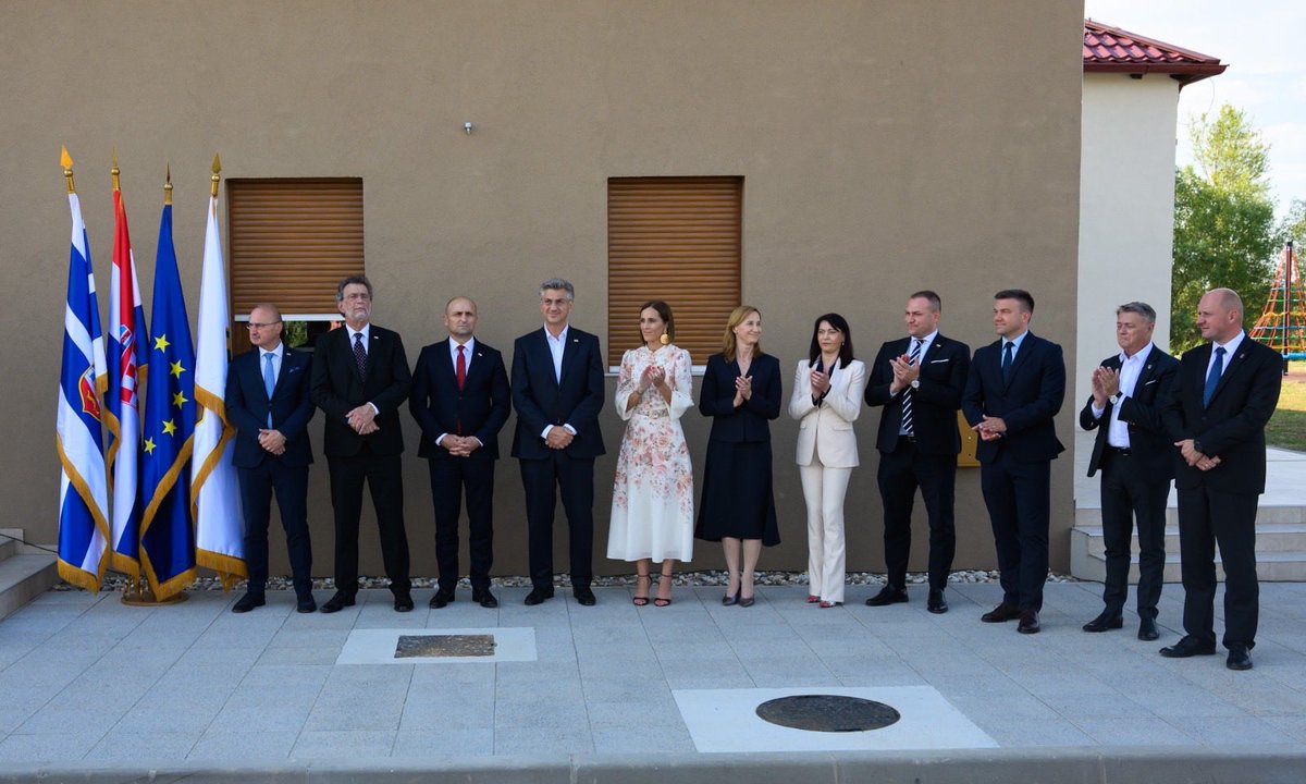AndrejPlenkovic's tweet photo. U Ernestinovu smo otvorili suvremeni Kreativni dječji centar IDEM – projekt Inicijative za naivnu umjetnost i održivi turizam, u vrijednosti 3,6 milijuna €, a koji je realiziran u prekograničnoj suradnji s Hrvatskim nacionalnim vijećem u Republici Srbiji.

Hvala svima koji su pridonijeli ovom projektu važnom za mlade, kulturu, umjetnost, kreativnost i obrazovanje, a ujedno i razvoj istoka 🇭🇷.