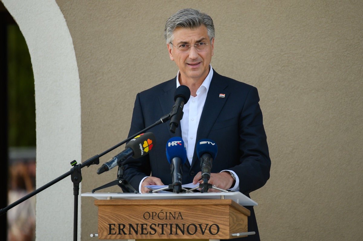 AndrejPlenkovic's tweet photo. U Ernestinovu smo otvorili suvremeni Kreativni dječji centar IDEM – projekt Inicijative za naivnu umjetnost i održivi turizam, u vrijednosti 3,6 milijuna €, a koji je realiziran u prekograničnoj suradnji s Hrvatskim nacionalnim vijećem u Republici Srbiji.

Hvala svima koji su pridonijeli ovom projektu važnom za mlade, kulturu, umjetnost, kreativnost i obrazovanje, a ujedno i razvoj istoka 🇭🇷.