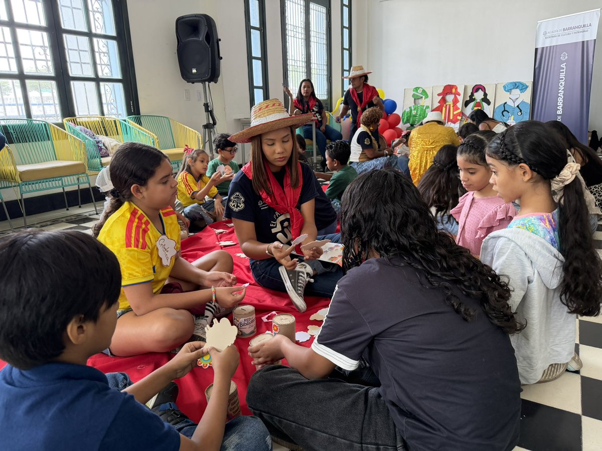 SecCulturaBaq's tweet photo. Una mañana para descubrir, jugar y leer junto a La Red de Bibliotecas Públicas . 📚

👧🏽 Hijos e hijas de nuestros colaboradores disfrutaron cuentos, rondas, manualidades y actividades recreativas.👩‍🎨

Promovemos la lectura como parte de unas vacaciones felices. 👨‍👩‍👦‍👦 https://t.co/EhpTuMNW8X