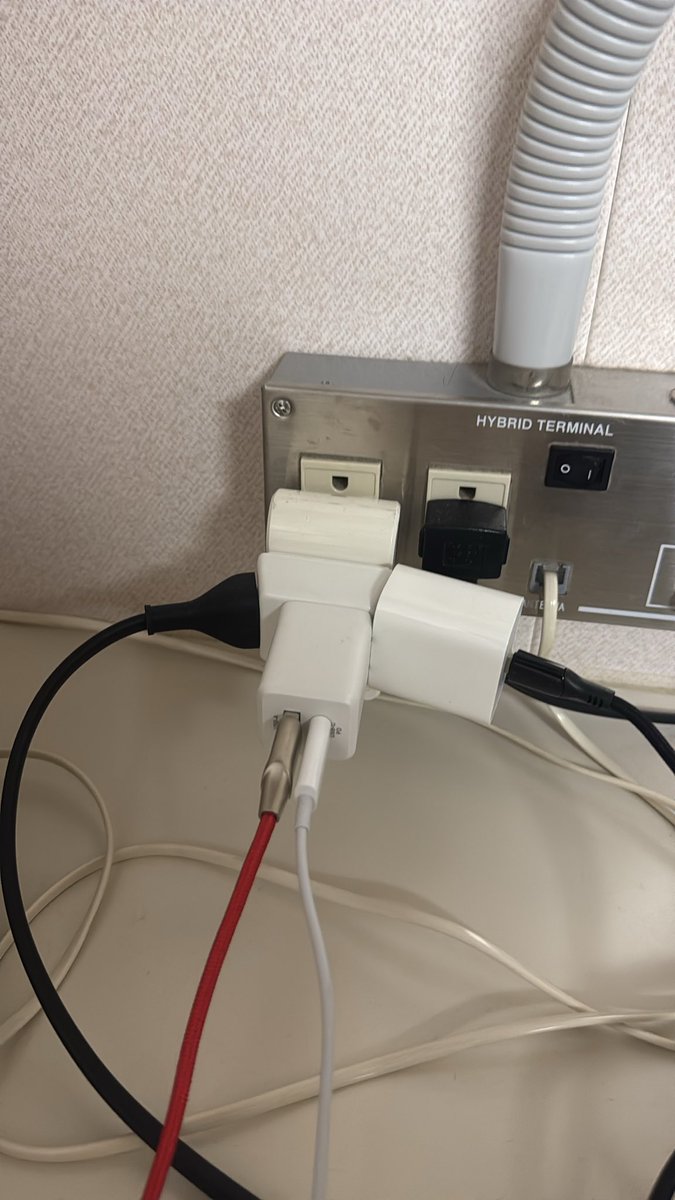 kaigishi_note's tweet photo. コンセントが足りません。
#船内生活 https://t.co/4CWkudaw8D