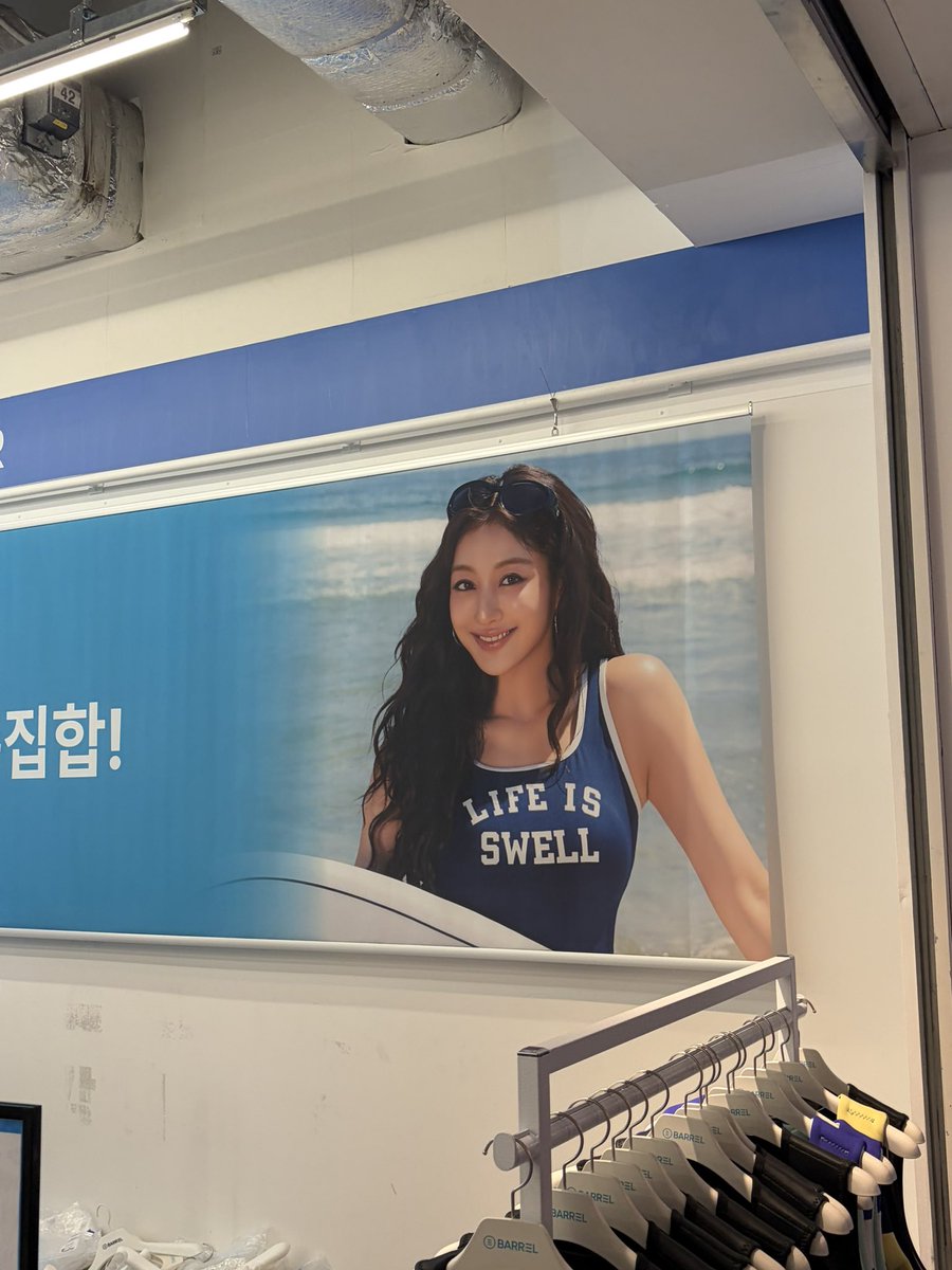 Naiee_TW's tweet photo. 용산아이팍크 지효의광고가있어!!! 
At youngsan ipark mall level 6!
#JIHYO #지효 #트와이스 #TWICE https://t.co/DTvXaFxqxf