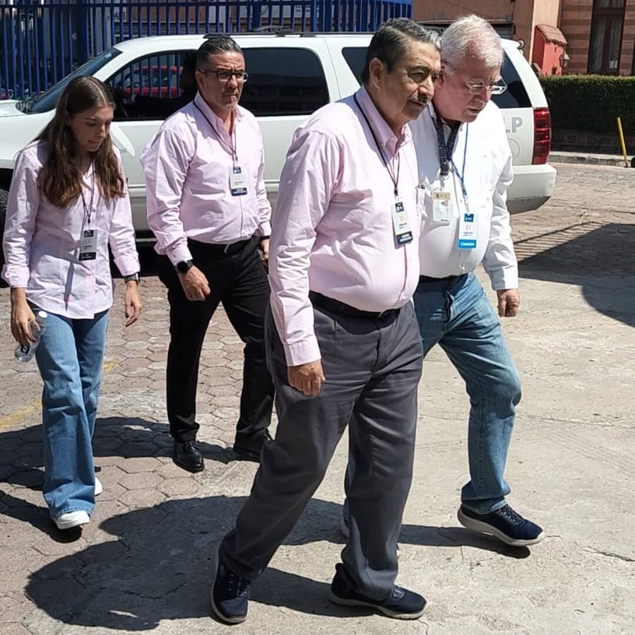 UASLPFCA's tweet photo. La #UASLPFCA recibió la visita del Rector, el Dr. Alejandro Zermeño Guerra, quien supervisó el desarrollo del Examen Único de Conocimientos, constatando que el proceso se realiza de forma ordenada y sin eventualidades. https://t.co/e77oUrFBt2
