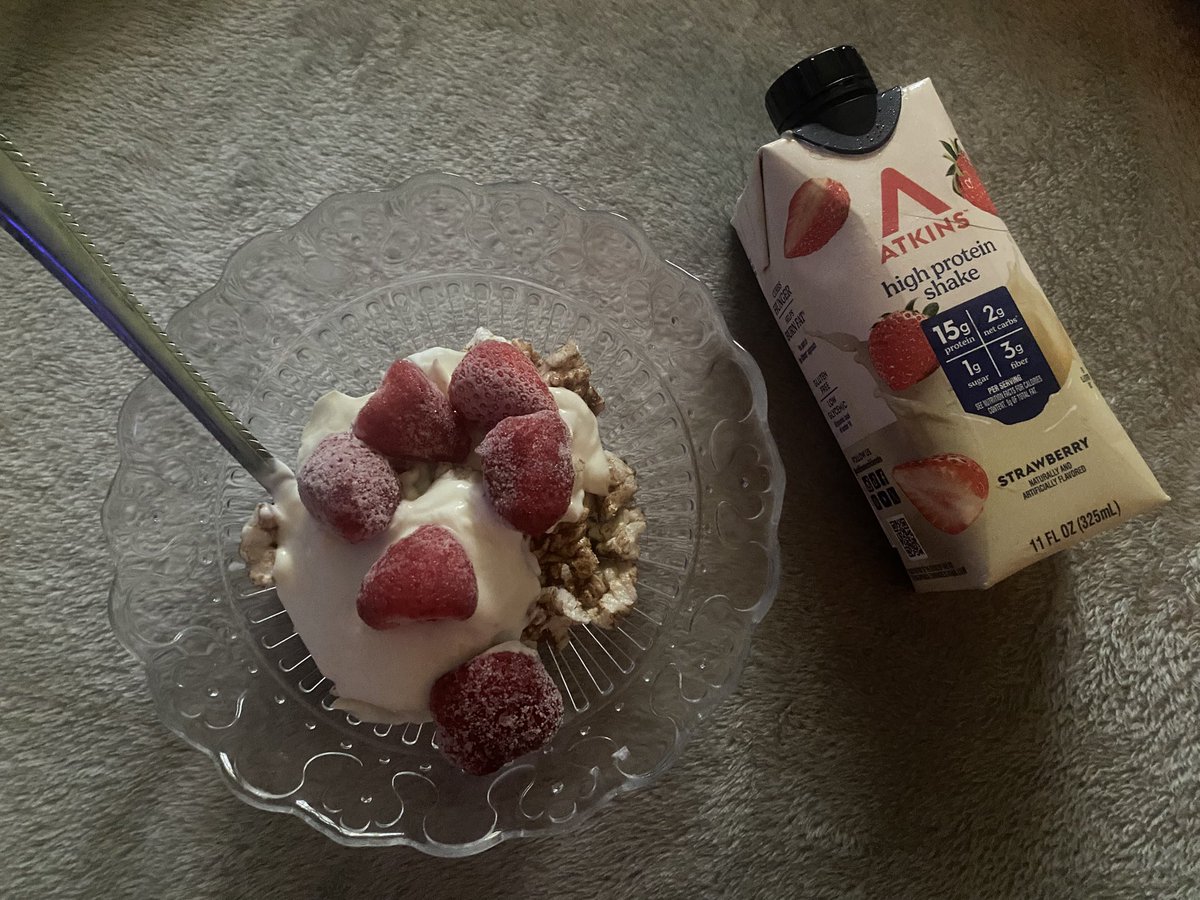 juneluvsstarvin's tweet photo. breakfast!! 
(chocolate rice cake crumbled, 83g vanilla light greek yogurt, 33g frozen strawberries + 160 cal shake)
cals - 290 
protein - 22.83g https://t.co/rYTmRAXuhD
