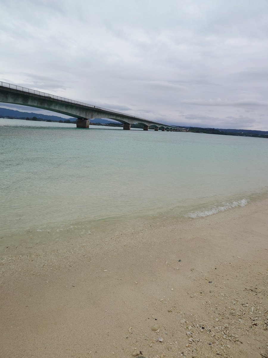 misaki4a's tweet photo. 眠気と闘いながら歯磨きしようと洗面所にいったら、何故かおでこをぶつけてたんこぶができました。ちょっと目が覚めましたが意味が分かりません。おやすみなさい。写真は沖縄の海です。もちろんたんこぶとは関係ありません。 https://t.co/8Feq7Wz4Xn
