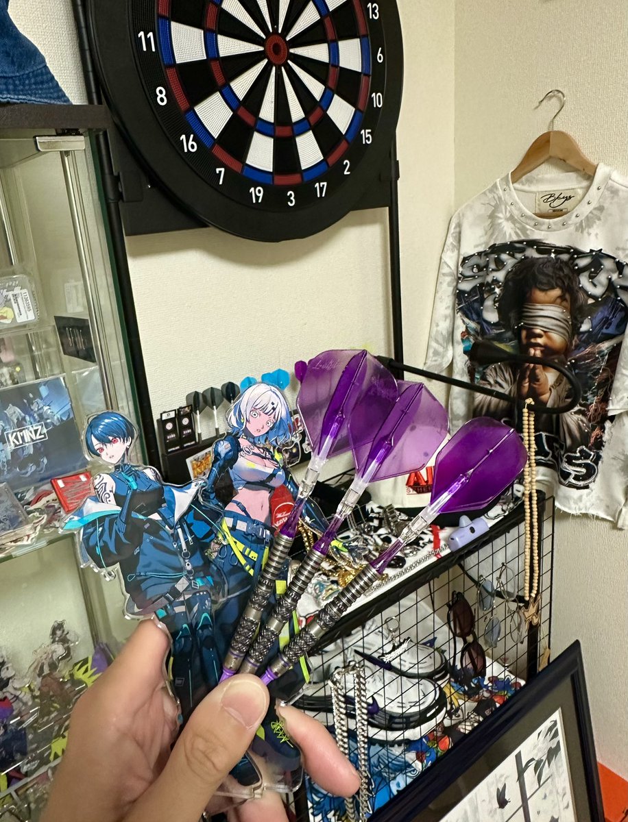 yusuke_1020's tweet photo. お仕事終わって音楽流しながらお部屋ダーツしてたんだけど気が付いたらダーツバーで投げてた､明日は休みだし海でも行こうかな〜

#njkagura 
#njsakuya https://t.co/D7Ya0947UR