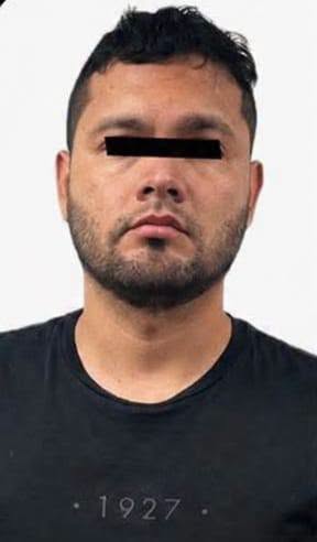 Eco1_LVM's tweet photo. 🚨🚨🚨-Michoacán-

Desplegaron operativos por la extorsión reiterada a productores de Aguacate, resineros y del sector maderero en Morelia detuvieron a:

-Norma y Karla Judith quienes pretendían cobrar 300 mil pesos en efectivo.

En Los Reyes de Salgado detuvieron a:
-José Guadalupe por delitos contra la salud

En Morelia detuvieron a:
-Fredy por extorsión y amenazas, a productores de madera y resina en Villa Madero.

-En Uruapan atoraron a un grupo de mañosos extorsionadores a los que les aseguraron 200 mil pesos en efectivo.