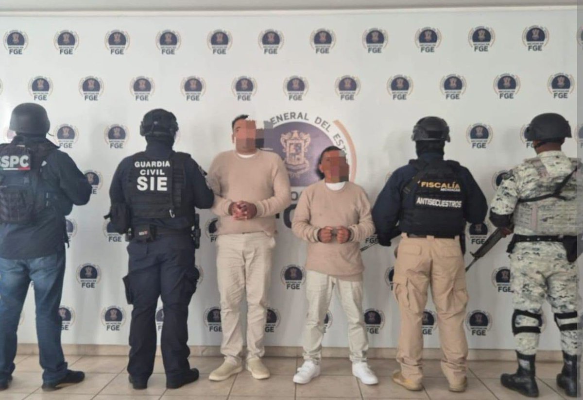 Eco1_LVM's tweet photo. 🚨🚨🚨-Michoacán-

Desplegaron operativos por la extorsión reiterada a productores de Aguacate, resineros y del sector maderero en Morelia detuvieron a:

-Norma y Karla Judith quienes pretendían cobrar 300 mil pesos en efectivo.

En Los Reyes de Salgado detuvieron a:
-José Guadalupe por delitos contra la salud

En Morelia detuvieron a:
-Fredy por extorsión y amenazas, a productores de madera y resina en Villa Madero.

-En Uruapan atoraron a un grupo de mañosos extorsionadores a los que les aseguraron 200 mil pesos en efectivo.