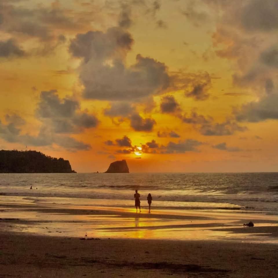 HotelCARLUZ's tweet photo. 🌅 ¿Amanecer o atardecer? Tú eliges... 🌇
Solo en Atacames podrás disfrutar del mágico despertar del sol y de los atardeceres que enamoran el alma. 🌊✨
🏖️ Ven a vivir ambos en Hotel Carluz, tu casa en Atacames.
#Atacames #HotelCarluz #Amanecer #Atardecer #Esmeraldas https://t.co/cXsR5zdhrU