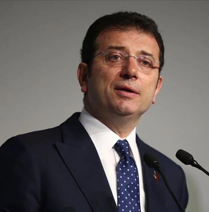 HaberReport's tweet photo. Ekrem İmamoğlu: 

"Deniz Göktaş’ı tutuklamak nedir biliyor musunuz? 

Muktedir, 86 milyonun aklıyla alay ediyor. Zeki, akıllı, üreten yurttaşına, gencine düşmanlık yapıyor. Onun için varsa yoksa dalkavuklar. 

Oysa mizahın görevi budur; siyasetçiyi de, iktidarı da, muhalefeti de eleştirir.

Vatandaşın kutsalı, sandık günü çok yakın. El mi yaman bey mi yaman göreceğiz. 

Son söz Deniz’e: “Neşemizi çalamazlar ya!"