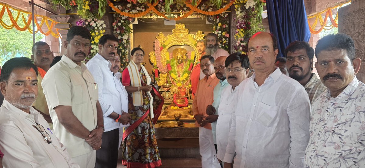 Aruna_DK's tweet photo. ఈరోజు జోగులాంబ గద్వాల జిల్లాలో అలంపూర్  ఐదవ శక్తిపీఠం జోగులాంబ అమ్మవారి ఆలయాన్ని సందర్శించాను. ముందుగా  బాల బ్రహ్మేశ్వర ఆలయంలో ప్రత్యేక పూజలు నిర్వహించి, అనంతరం అమ్మవారిని దర్శించుకున్నాను. అమ్మవారి ఆశీస్సులు దేశ ప్రజలందరిపై ఉండాలని, ముఖ్యంగా రైతు సోదరులపై  ఉండాలని కోరుకున్నాను.
#dkaruna #mpdkaruna #alampurjogulamba #jogulamba #gadwal