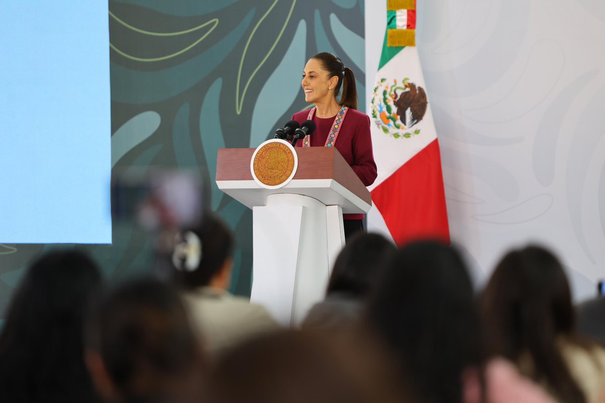 Efrainmoralesl's tweet photo. Esta mañana en Morelia acompañamos a nuestra Presidenta @Claudiashein a la conferencia #MañaneraDelPueblo en donde informamos sobre las obras de agua que forman parte del #PlanMichoacán. https://t.co/d0oZGbvPtX