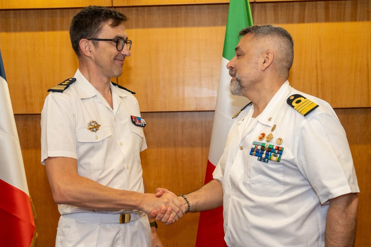 FRDefenseITALY's tweet photo. Il 24 e 25 giugno a Roma, i staff talks hanno riunito gli uffici delle relazioni internazionali delle Marine 🇫🇷  e 🇮🇹. Due giorni di scambi fruttuosi per rafforzare la nostra cooperazione, condividere le nostre analisi e preparare le sfide marittime di domani 🤝 ⚓️ https://t.co/a7p0Ywb7bm