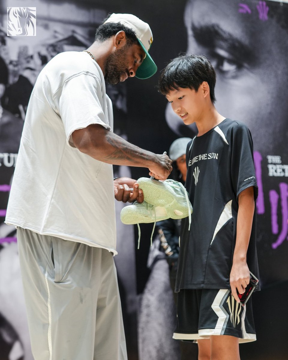 dallasmavs's tweet photo. Man of the people 🇨🇳 

#MFFL https://t.co/X6mDEv2IpS