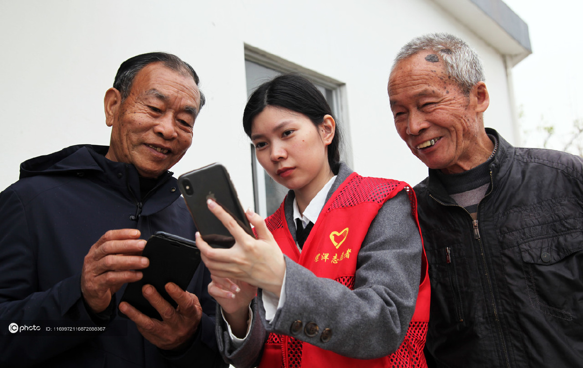 Kingsonyema's tweet photo. This weekend I joined the community volunteer team to guide elderly neighbors to use smart health codes. It felt so warm to see their relieved smiles when they got it right! #VolunteerService #CommunityLove， https://t.co/KmxmKiMEQG