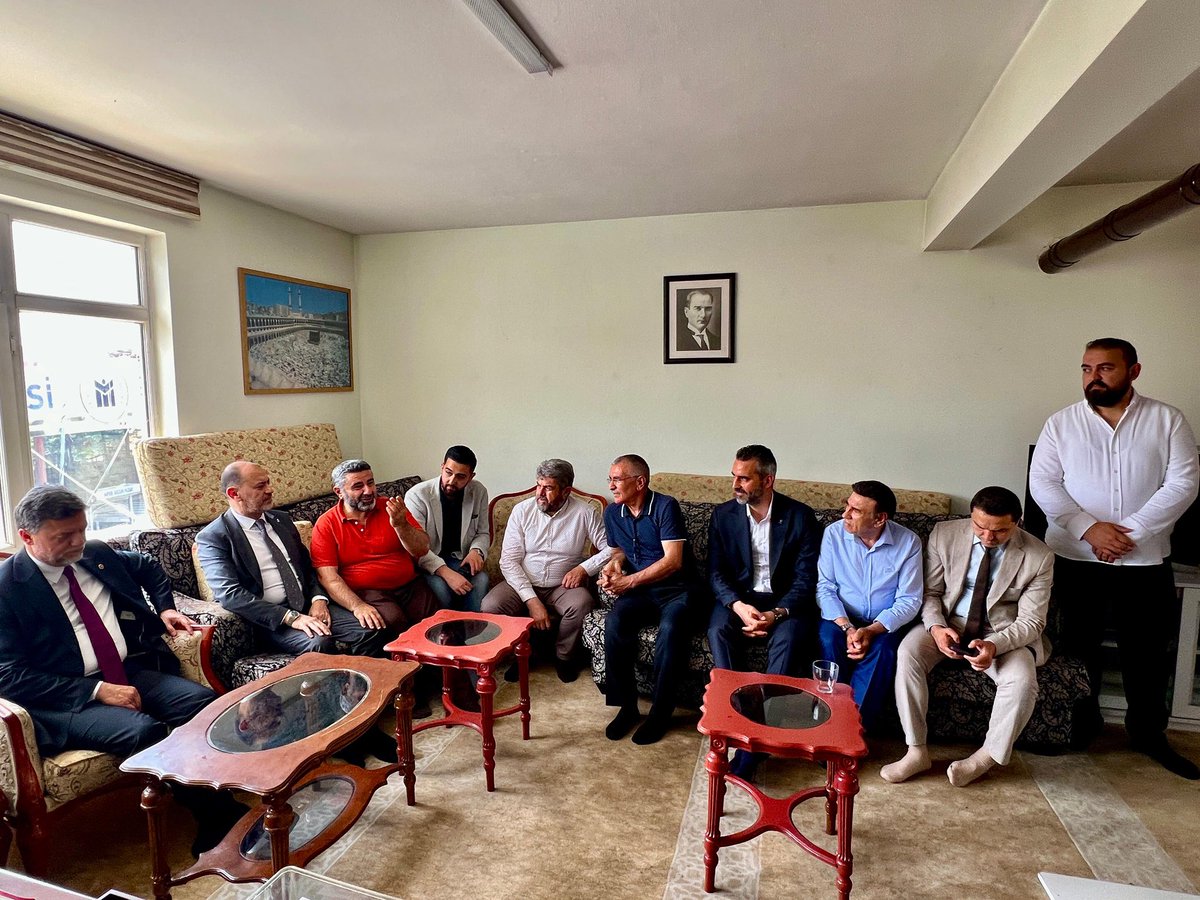 akyenimahalle06's tweet photo. 📍 Batıkent Merkez Camii Derneği

İlçe Başkanımız @ekremyuce06 , Ankara Milletvekilimiz Sn. @mnedimyamali , İl Yönetim Kurulu Üyemiz @sibelcngiz , Gençlik Kolları Başkanımız @MehmetEminktem2 ile İlçe Yürütme ve Yönetim Kurulu Üyelerimizle birlikte Batıkent Merkez Camii Derneği’ni ziyaret ettik.

Dernek yöneticilerimizle bir araya gelerek yürüttükleri çalışmalar hakkında bilgi aldık, talep ve önerilerini dinledik. Samimi sohbetler eşliğinde verimli bir ziyaret gerçekleştirdik.

Nazik misafirperverlikleri ve sıcak karşılamaları için Dernek Başkanımıza ve yönetimine teşekkür ediyor, çalışmalarında başarılar diliyoruz. 🖇️📌