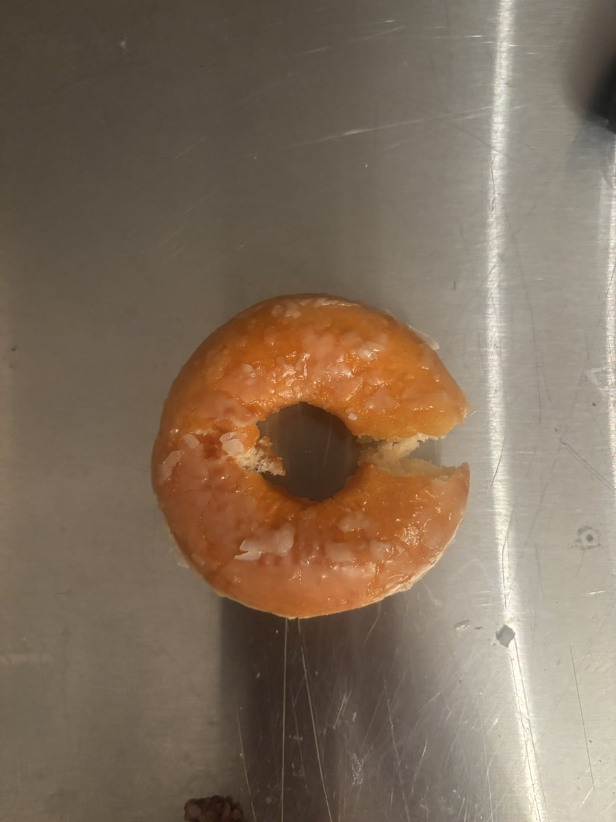 SkollWolfrik's tweet photo. New problem I split the donuts lmao https://t.co/3U4pUoO1bE