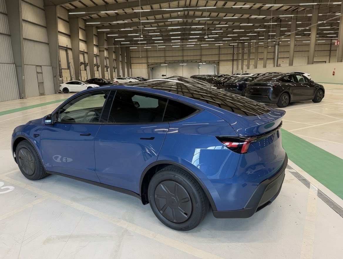 EstherRebers's tweet photo. Such an amazing color! 
@Tesla_Calle and me saw the first @Tesla Model Y in the beautiful color Coastal Blue in Belgium now.🇧🇪
Simply stunning! It could perhaps be my favorite color on a Tesla..💙
Great that Tesla decided to add a new color in the collection.
I hope to see many of them driving through Europe soon.
(More pictures in the comments).
@teslaeurope