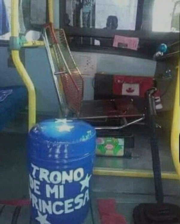 YuriBek17's tweet photo. Au #Tiiv #Tillivan #ALNSTㅤㅤㅤㅤㅤㅤㅤㅤㅤㅤㅤ
Till, un camionero bellako que siempre cobra boleto completo a los estudiantes.

 Un día se topa con otro chófer, Iván, quien acaba de comenzar a trabajar gracias al fracaso de la empresa de su padre. https://t.co/MUNShsYtoQ
