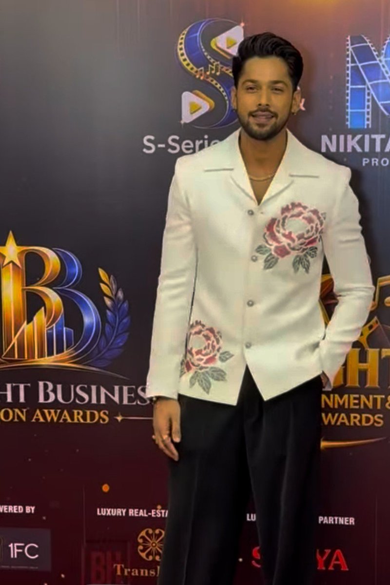 Iamfatimashaikz's tweet photo. After ages saw them together somewhere 🥹 heart just beat seeing them together at a award show 🔥
They will be looking so cute together 🥵

#Bahana #FarrhanaBhatt #BaseerAli 
@Farrhana_bhatt @Baseer_Bob https://t.co/SihRCx29mF