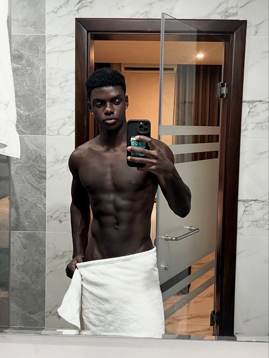 saintj0seph's tweet photo. mirror mirror https://t.co/OV6TjxSzxA