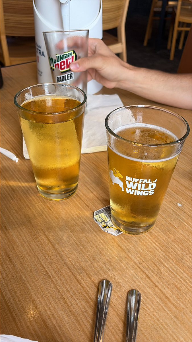 BloryFidunga's tweet photo. Nothin better than meeting two beautiful blondes at a b dubs! #expand 
@lessgoNRFI https://t.co/17aM8YPVxp