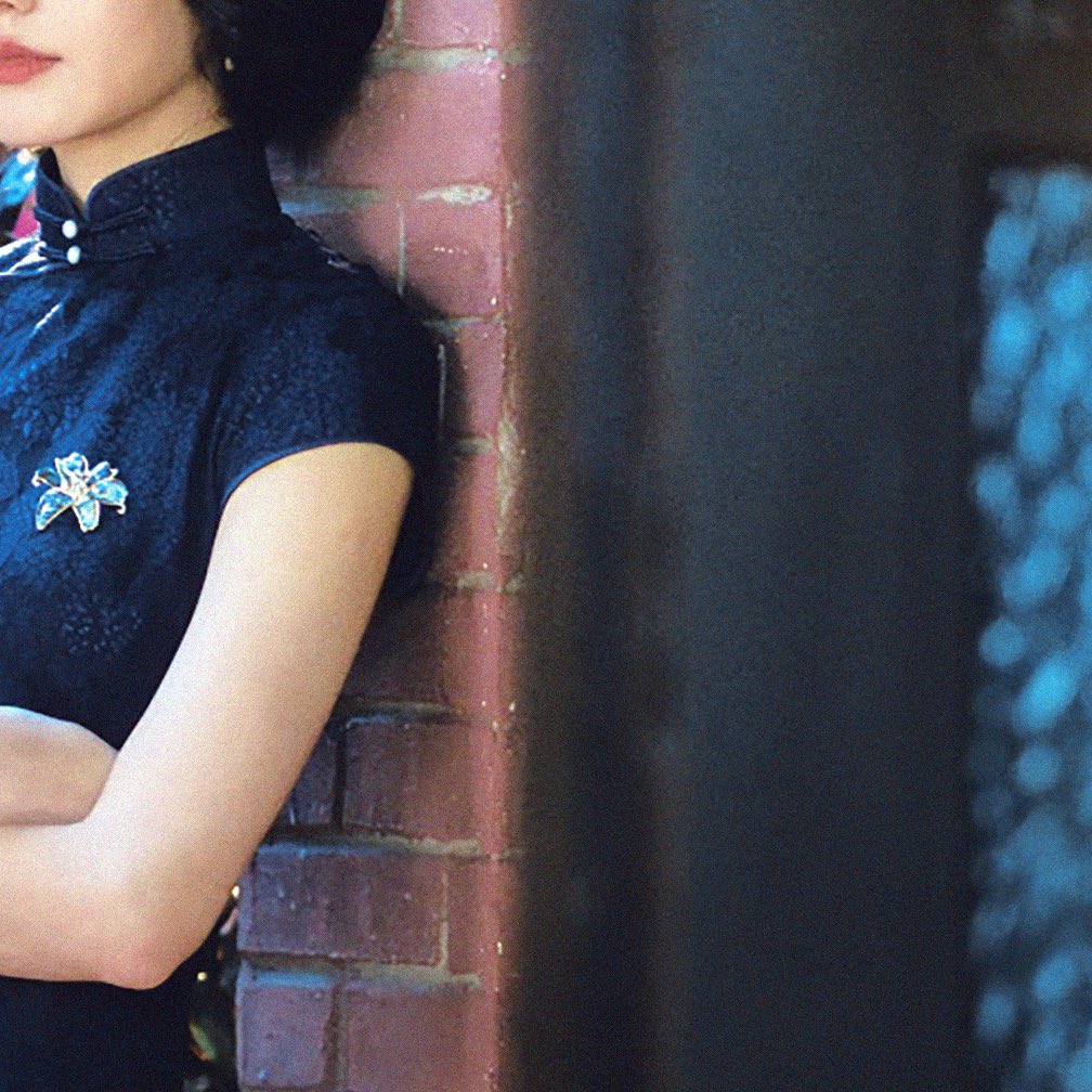 1stliquor's tweet photo. ⠀

  ⠀  ⠀ ⠀⠀  #ShadowsoverTaipei

  ⠀  ⠀ ⠀⠀  “ วัน ๆ อาจารย์เอาแต่เดินไปเดินมา ไม่อยากนั่งพักบ้างหรอครับ ”
  ⠀  ⠀ ⠀⠀  “ ทำไม , ฉันไปเดินบนหัวนายหรือยังไง ”  ร่างสะโอดสะองในชุดกี่เพ้ากอดอกเท้าเอวมองเด็กหนุ่มที่เธอเลี้ยงมากับมือ นั่งเถียงด้วยใบหน้ายิ้มร่า

“ แก่แล้วนั่งเถอะครับ ” — เด็กหนุ่มคงพูดไม่หยุด 
“ นายไม่แก่บ้างก็ให้มันรู้ไป ” หร่วนหย่าถิงเอ่ยแดกดันเจ้าเด็กหนุ่มผมดำด้วยความคับแค้น 

⠀ ⠀