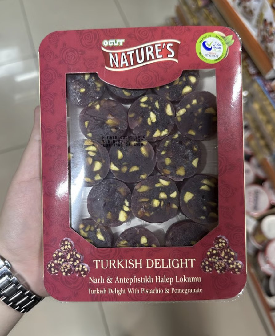 gidadedektifi's tweet photo. Gimdes helal sertifikasıyla helal gıda marketlerinde Narlı ve Antep fıstıklı Halep Lokumu olarak satışa sunulan ürün içeriğinde çocuklarda dikkat ve aktivite eksikliğine sebebiyet veren Allura Red isimli petro bazlı azo boya bulunuyor.
Narlı diye satılan üründe nar yerine nar aroma vericisi bulunuyor. Antep fıstığının oranı ise beyan edilmiyor.
https://t.co/1bjFTy91L0
@TCTarim