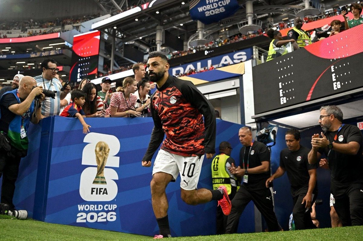SalahWorld11's tweet photo. الملك أثناء النزول إلى أرض الملعب للإحماء🙌 https://t.co/qah9enqqC0