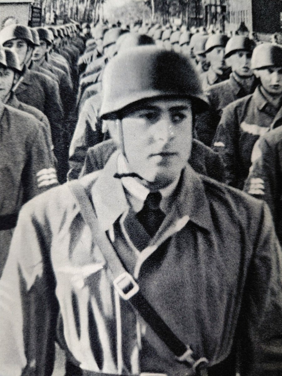 Metapolitiker's tweet photo. ( 2 ) Hier noch Fotos aus dem Werk "Soldaten fallen vom Himmel" ( 3 )
Und heute:
Keine Aufrüstung - Kein Krieg!
#WKII #history #Luftwaffe #Fallschirmpioniere https://t.co/SLYfeEVgjl