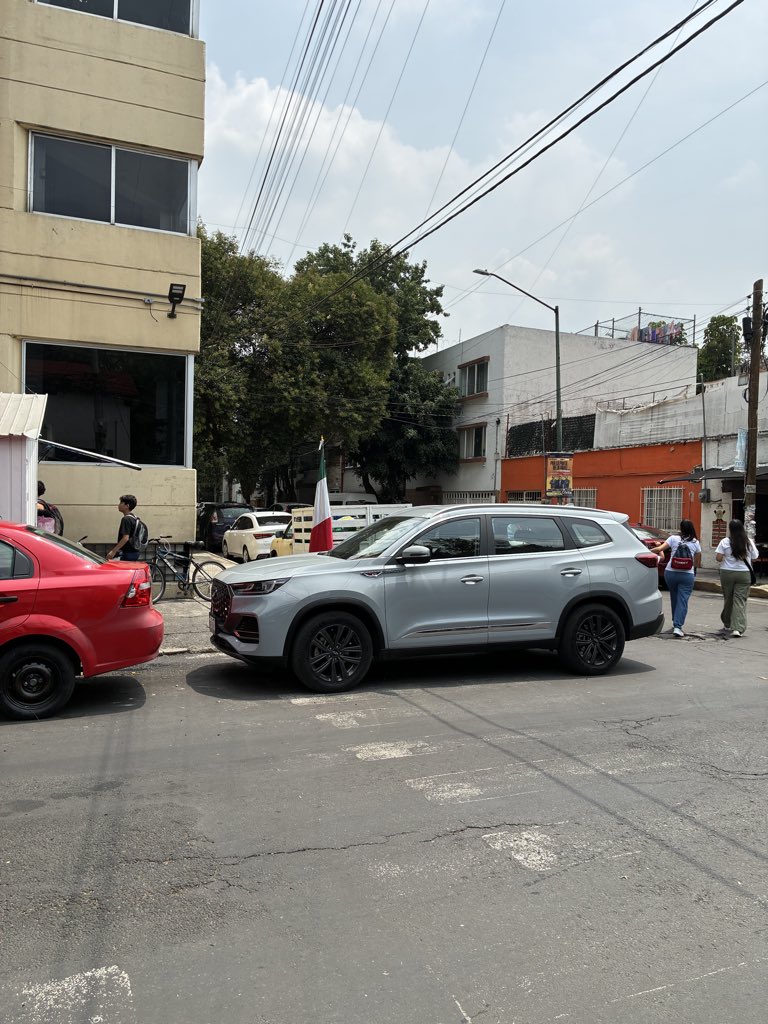 PoderAGAzcapot's tweet photo. Nos apoyan  @UCS_GCDMX @AzcapotzalcoMx a retirar este vehículo del paso peatonal en Av Claveria Esq Maravatio Col Claveria Azcapotzalco https://t.co/y0HbHVl9eV