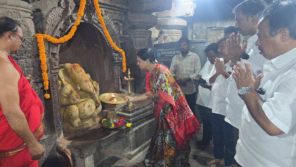 Aruna_DK's tweet photo. ఈరోజు జోగులాంబ గద్వాల జిల్లాలో అలంపూర్  ఐదవ శక్తిపీఠం జోగులాంబ అమ్మవారి ఆలయాన్ని సందర్శించాను. ముందుగా  బాల బ్రహ్మేశ్వర ఆలయంలో ప్రత్యేక పూజలు నిర్వహించి, అనంతరం అమ్మవారిని దర్శించుకున్నాను. అమ్మవారి ఆశీస్సులు దేశ ప్రజలందరిపై ఉండాలని, ముఖ్యంగా రైతు సోదరులపై  ఉండాలని కోరుకున్నాను.
#dkaruna #mpdkaruna #alampurjogulamba #jogulamba #gadwal