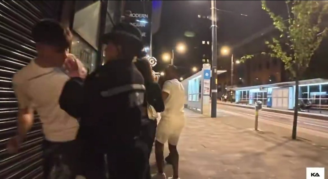 Benlous93's tweet photo. Il y a des gestes beaucoup plus simple pour s'interposer sans être agressif comme se mettre entre l'agresseur et la victime

Mais comme c'est une cruche qui a probablement grandi avec Malika
Il faut charger en vision tunnel  l'homme Blanc contre les stores

Ca dégage comme les magistrates ça
