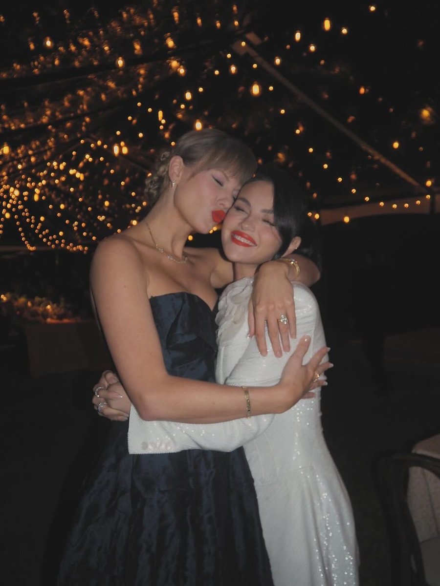 stardancwr's tweet photo. a taylor foi de preto tomara que caia pro jantar de casamento da selena e a selena foi de preto tomara que caia pro jantar de casamento da taylor 😭😭😭😭😭😭😭😭 AMO MUITO ELAS https://t.co/9CDifj40eO