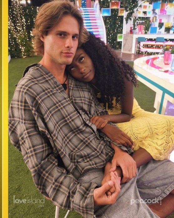 studlov3r's tweet photo. Just playing with her feet in front of everyone… absolutely no decorum #loveislandusa https://t.co/fCZCpodrKb