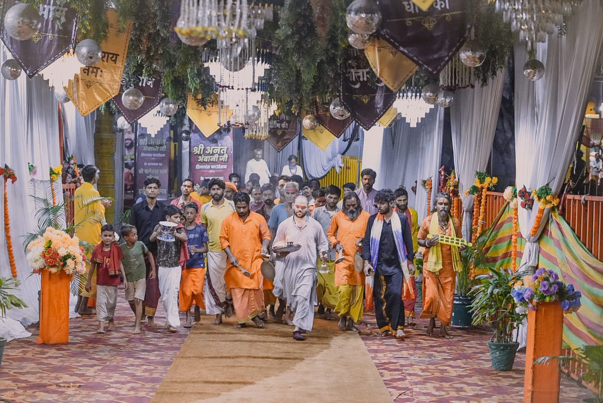 bageshwardham's tweet photo. 03 जुलाई 2026: बागेश्वर धाम में श्री बालाजी सरकार की दिव्य सांयकाल आरती, जय श्रीराम के गूंजते जयघोषों के बीच हजारों श्रद्धालुओं ने भक्ति, श्रद्धा और आध्यात्मिक ऊर्जा का अनुपम अनुभव प्राप्त किया। https://t.co/wOOsy4qHar