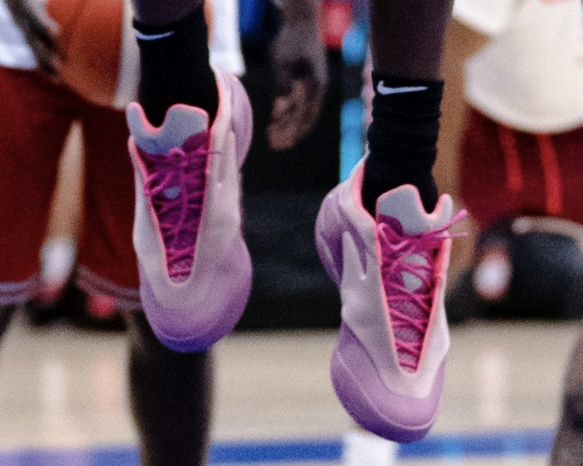 nicekicks's tweet photo. Shai Gilgeous-Alexander has been spotted practicing in the new Lace Up version of the Converse SHAI 001 during Team Canada practice 👀🇨🇦 @nofreeclout_ https://t.co/YRTpvSru80