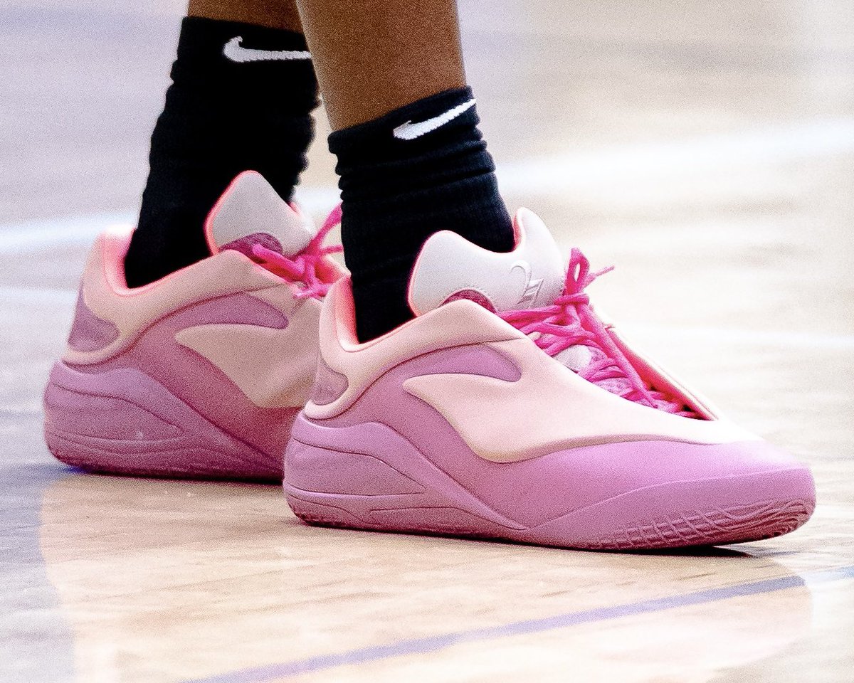 nicekicks's tweet photo. Shai Gilgeous-Alexander has been spotted practicing in the new Lace Up version of the Converse SHAI 001 during Team Canada practice 👀🇨🇦 @nofreeclout_ https://t.co/YRTpvSru80