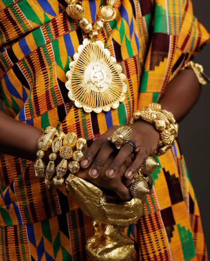 LaCasacaBlog's tweet photo. La casaca de Ghana se inspira en la leyenda del origen del "Kente" (tejidos clásicos de la cultura ghanesa).
El mito dice que dos tejedores se maravillaron con una telaraña hallada en la selva. Allí Anansi, una deidad mitad humano y mitad araña, les enseñó a perfecionar su arte. https://t.co/C4e1clFh8X