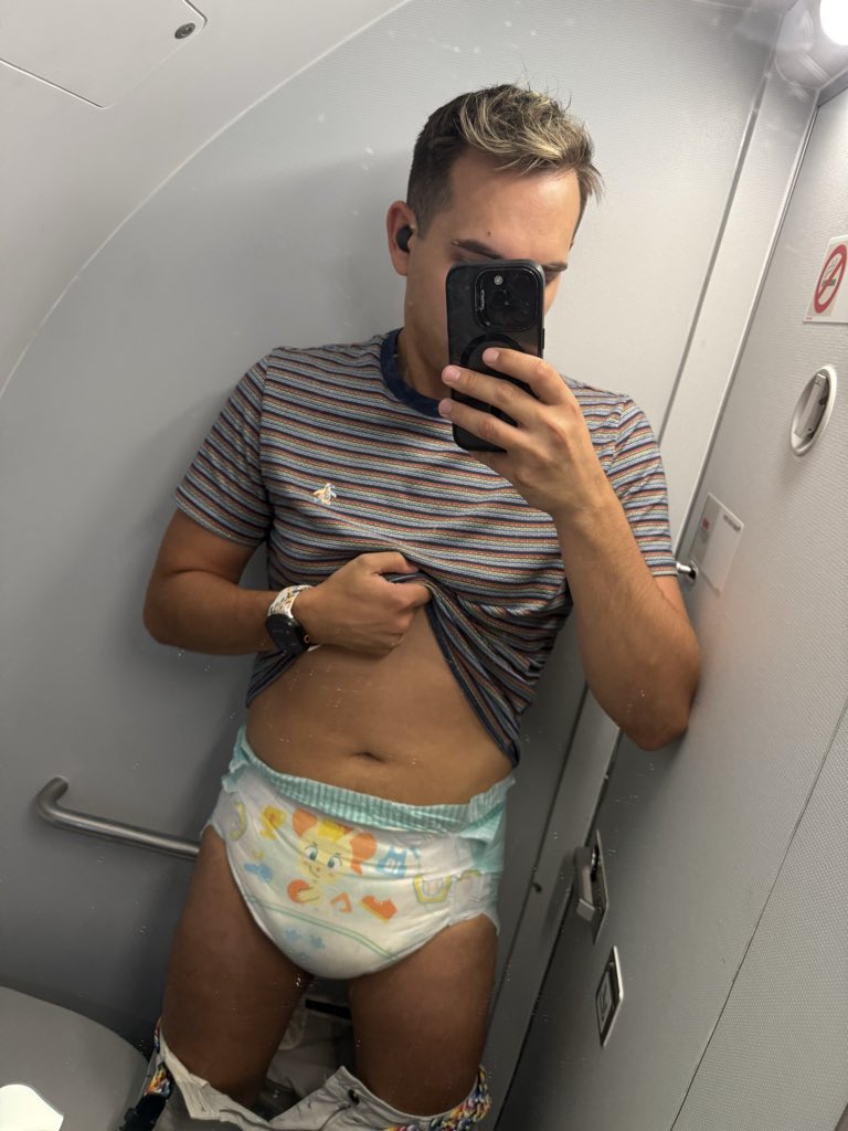 skipper_little's tweet photo. Diaper check from 33k feet?? https://t.co/x6OmUWOrSH