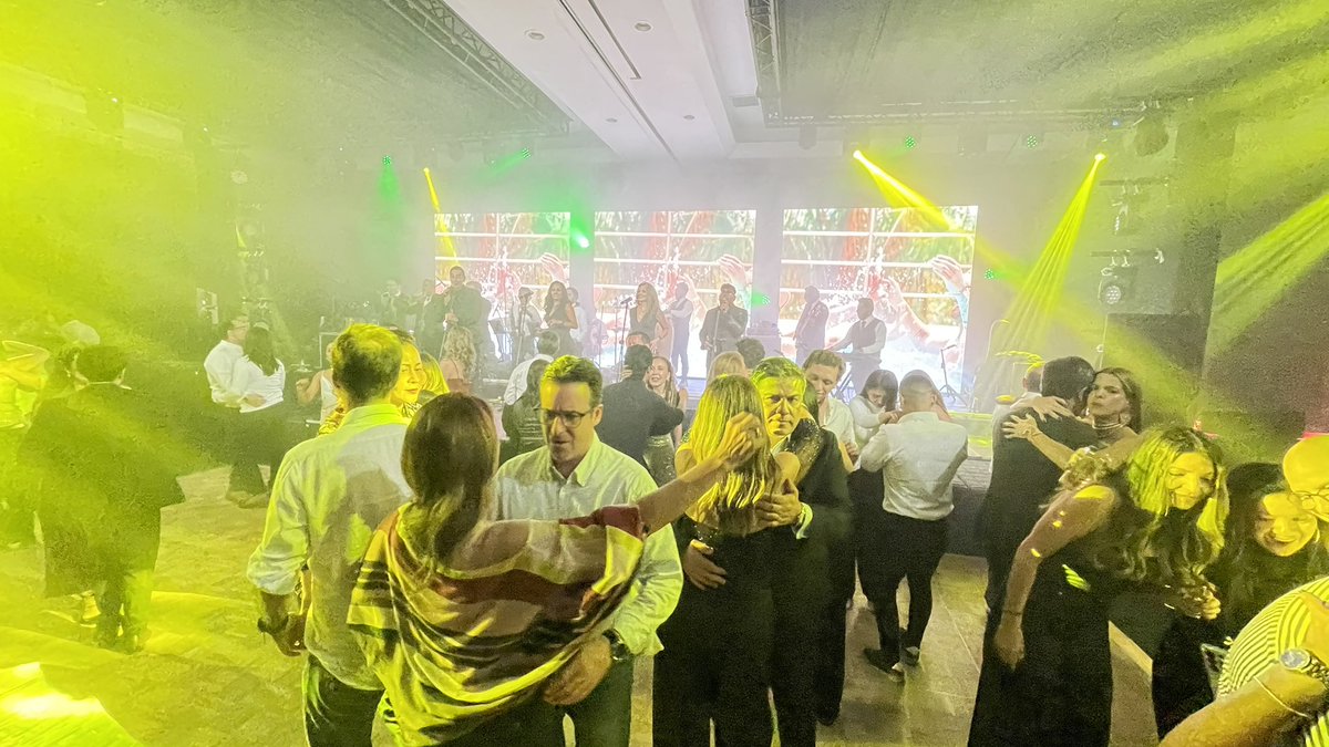 lasextrellas's tweet photo. LAS EXTRELLAS ORQUESTA, IVÁN VILLAZON, PALO DE AGUA, JERAU, SEBASTIÁN YEPES Y ALEJANDRO GONZALES. TREMENDA FIESTA ANOCHE EN EL CLUB EL NOGAL. 2 de julio de 2026 ❤️👏🏻🔥#cumpleaños https://t.co/CDOaUujMlg