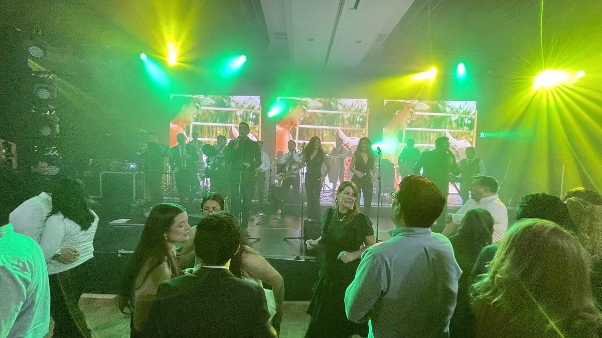 lasextrellas's tweet photo. LAS EXTRELLAS ORQUESTA, IVÁN VILLAZON, PALO DE AGUA, JERAU, SEBASTIÁN YEPES Y ALEJANDRO GONZALES. TREMENDA FIESTA ANOCHE EN EL CLUB EL NOGAL. 2 de julio de 2026 ❤️👏🏻🔥#cumpleaños https://t.co/CDOaUujMlg
