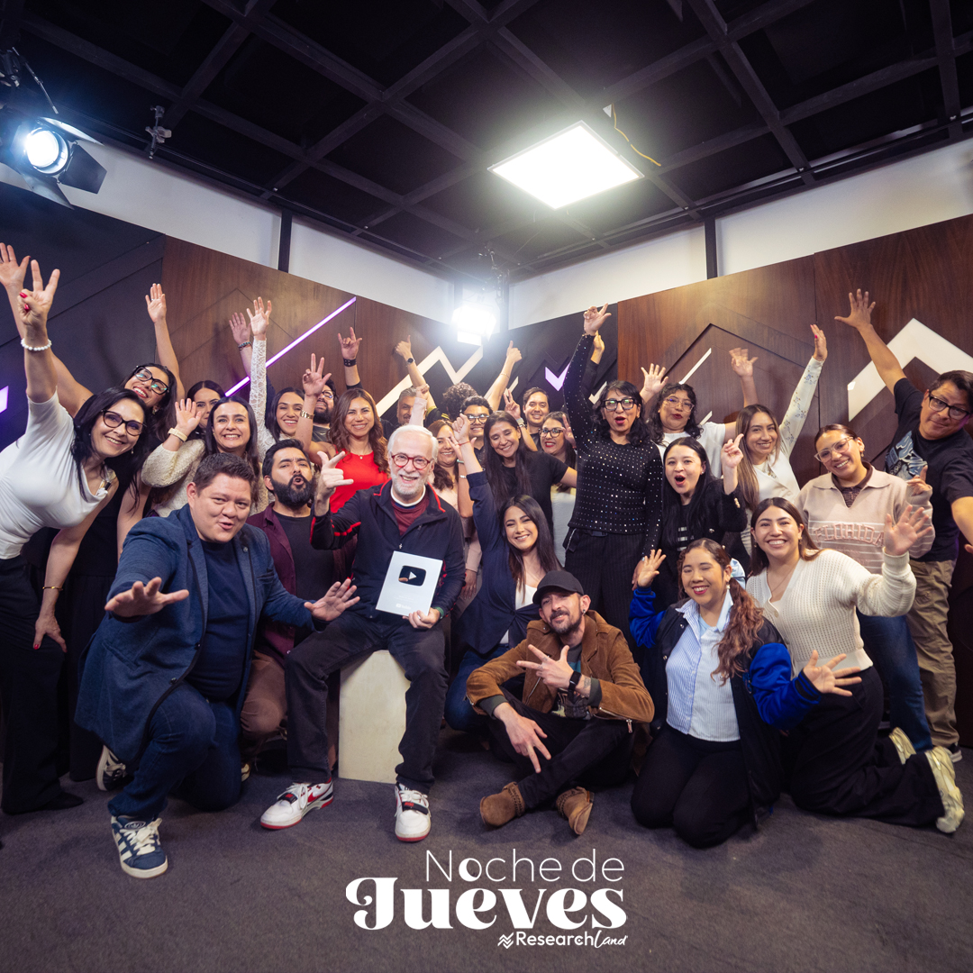 YoPabloLevy's tweet photo. Este logro no es mío. Es de un equipo brutal en @researchlandof y Hosuse Of Films que se la rifa detrás de cámaras, y sobre todo, es de cada uno de ustedes que nos acompaña, comenta y debate con nosotros semana a semana.

100k gracias por confiar en este proyecto. https://t.co/iT3H5nAJUC